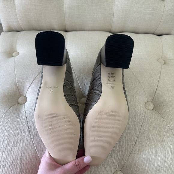 Black Crocodile Pattern Block Heel Mules - Picture 7 of 7